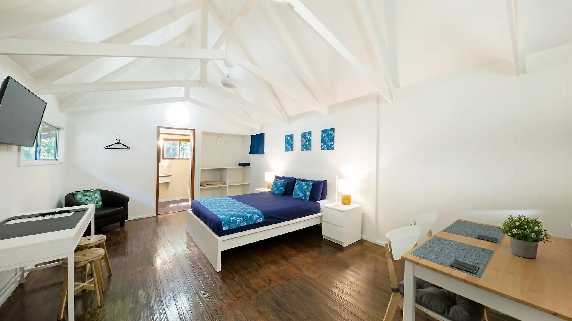 Airlie Beach Magnums - Adults Only Australia