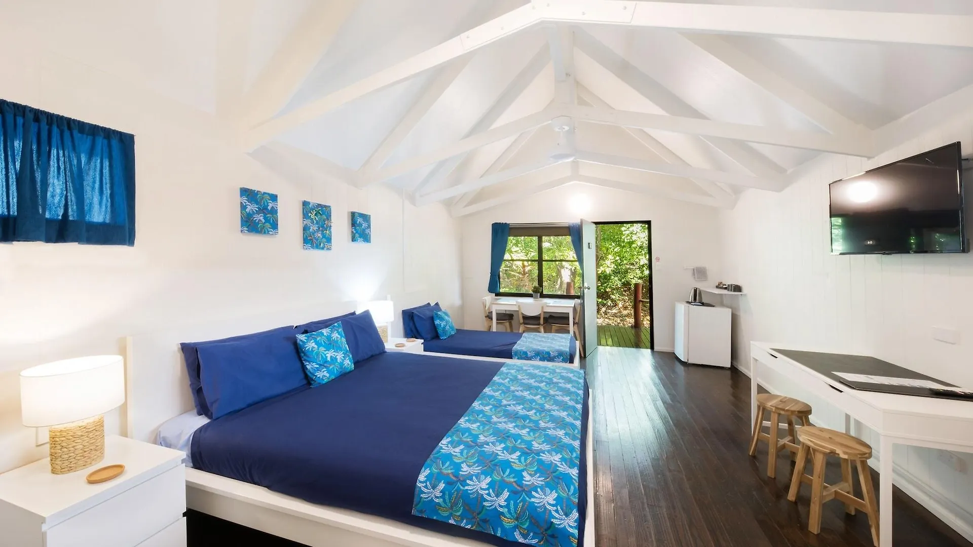 Airlie Beach Magnums - Adults Only Australia