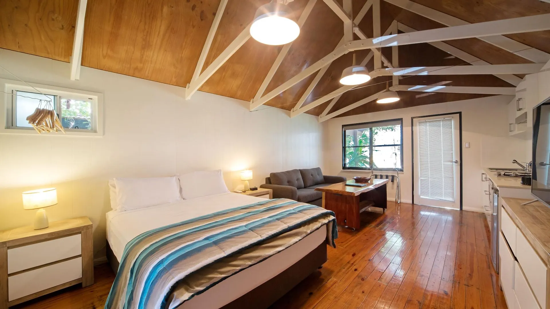 Airlie Beach Magnums - Adults Only Airlie Beach